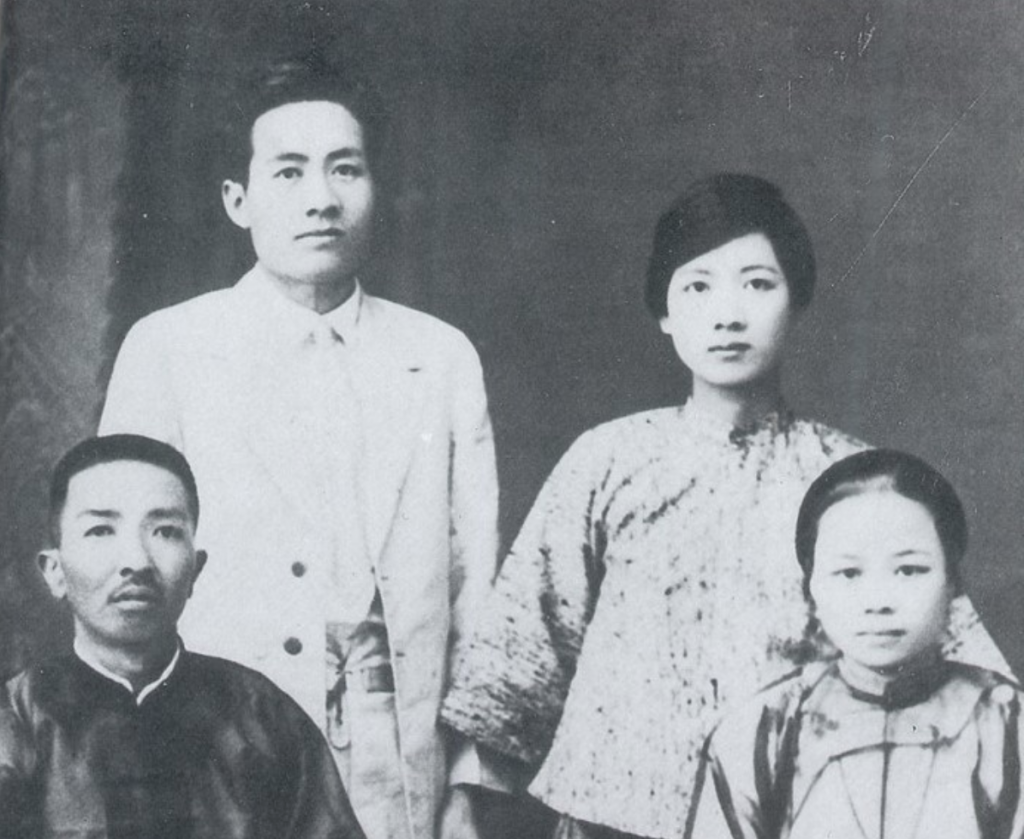 後排站立的就是蔣渭水跟他女友陳甜。陳甜在蔣渭水過世後一直沒有結婚,也沒有其他交往對象,在西門町的寺廟直到過世。